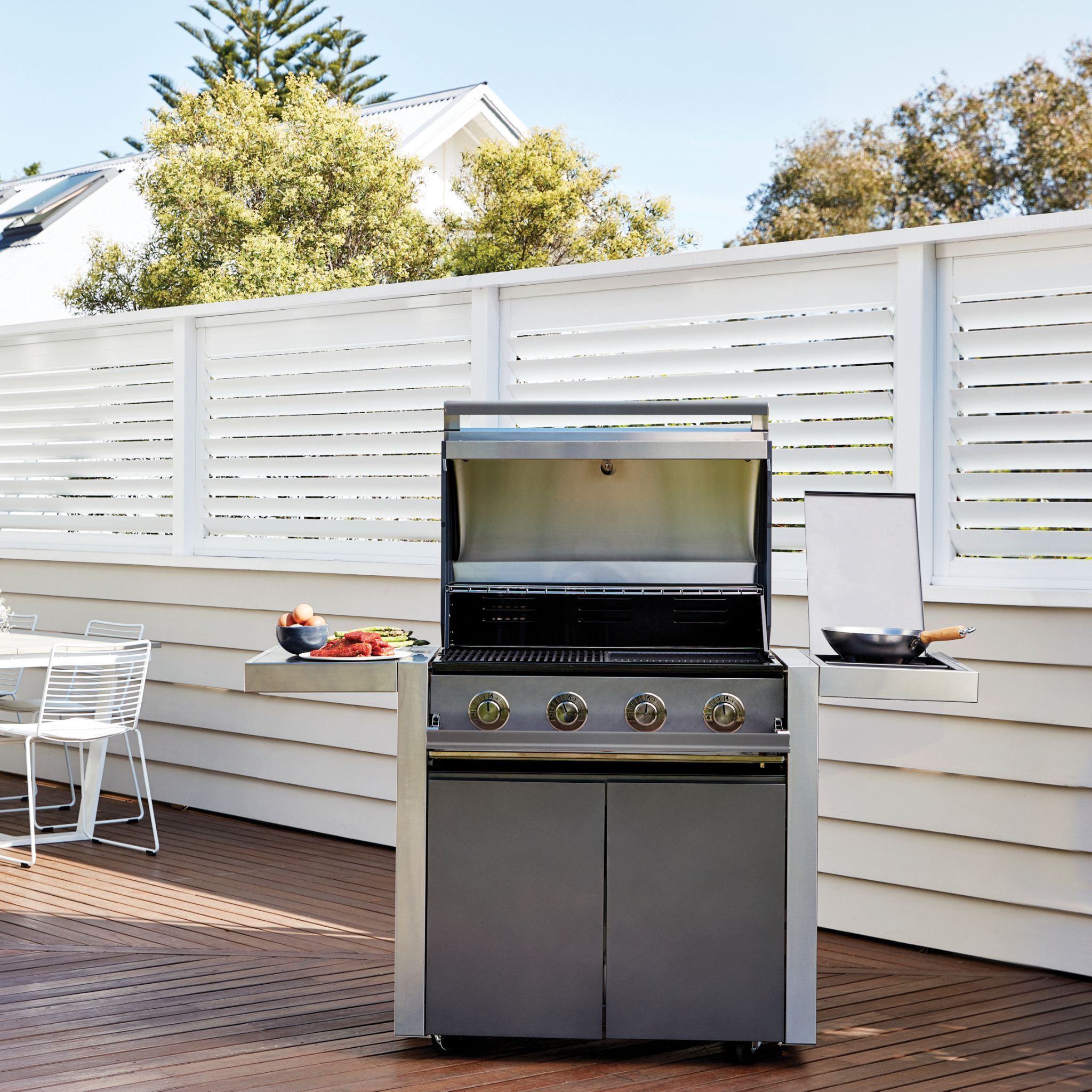BeefEater 1700 Serie – 4-Brenner Gasgrill mit Seitenbrenner