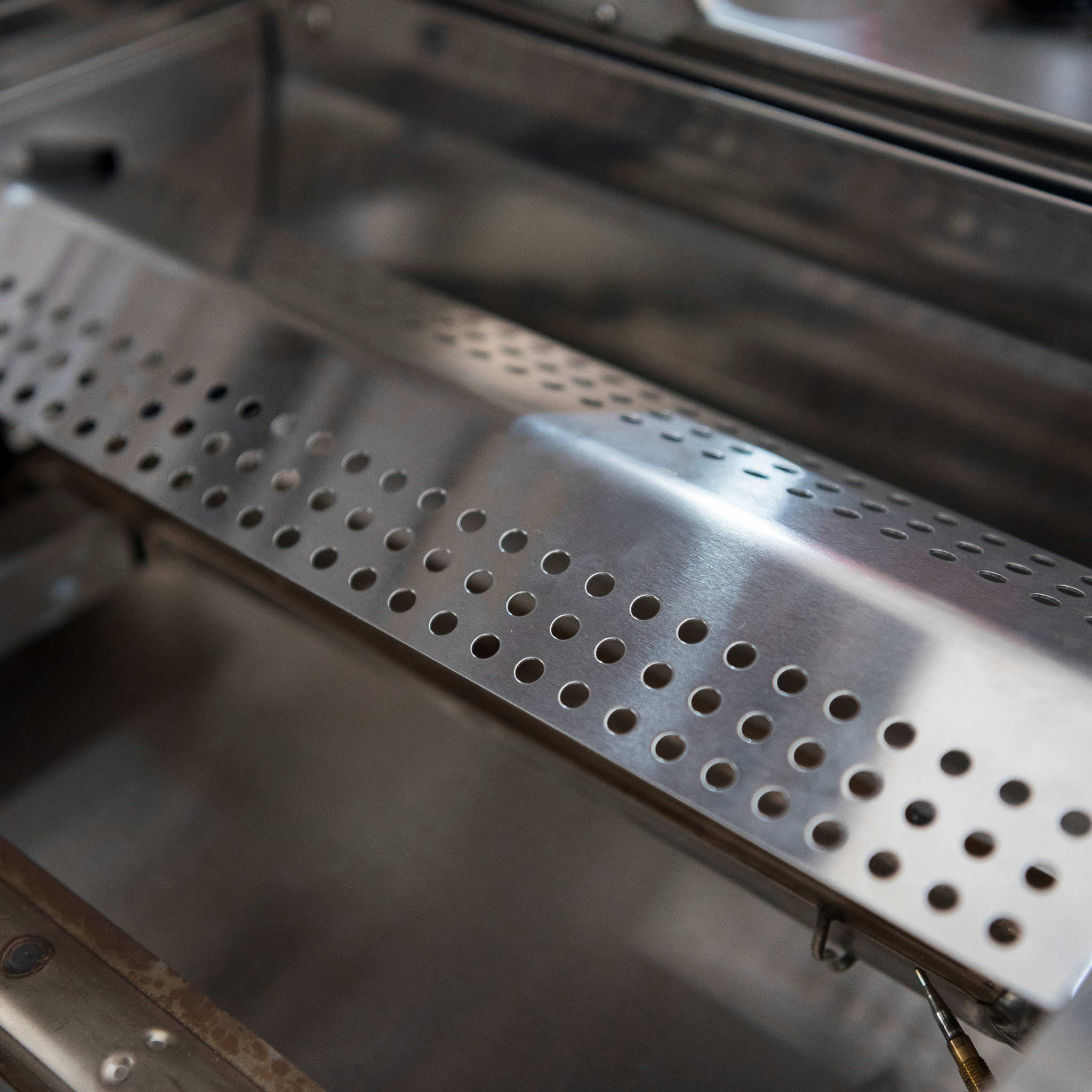 BeefEater Proline® Serie – 6-Brenner Einbaugrill mit Garhaube
