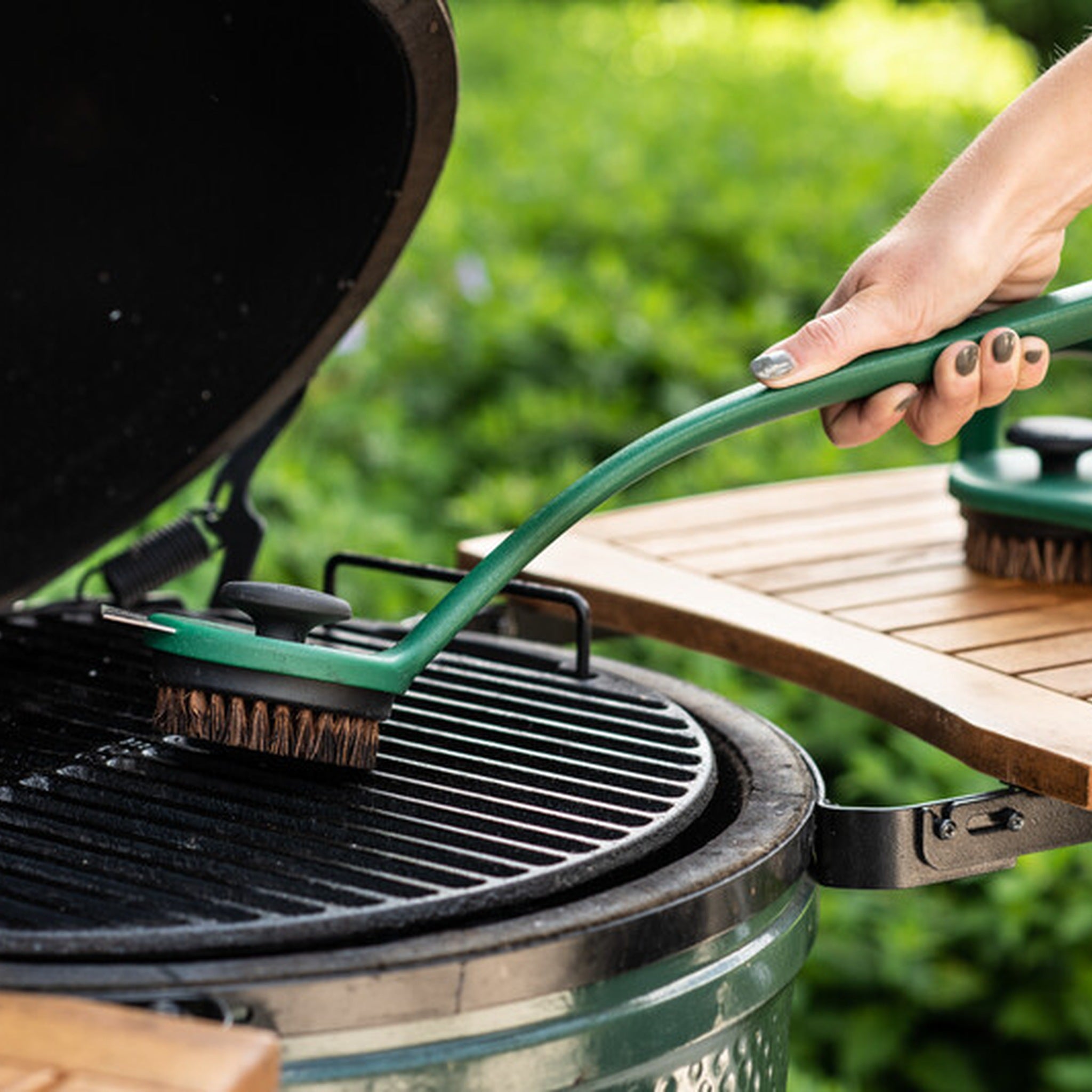 Grillrost-Schrubber mit langem Griff Lifestyle